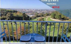 Vue sur fleuve, parking, Tram A